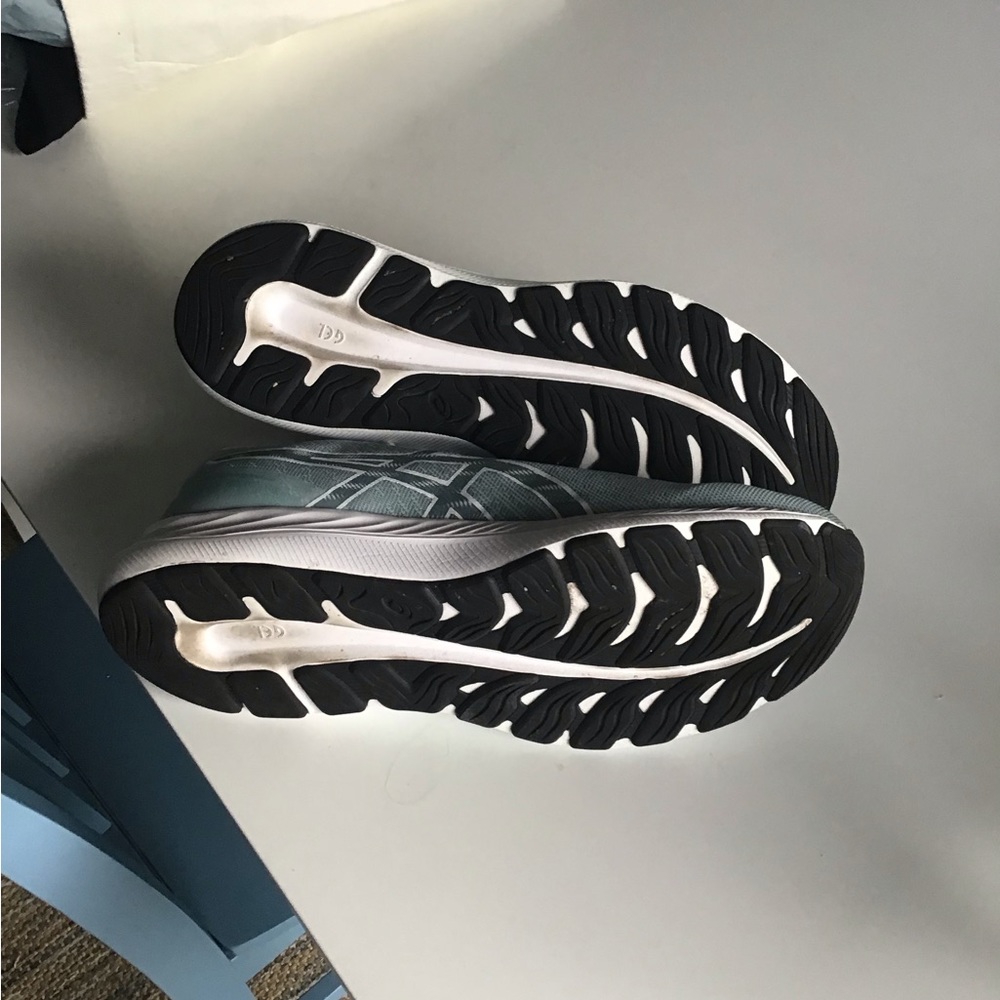 New, only worn once, ASIC Gel-Gel-Excite 9